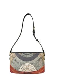 Borsa a tracolla in pelle nera con un design stampato multicolore caratterizzato da motivi circolari e accenti testuali, con tracolla regolabile.