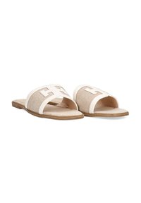 Chanclas que cuentan con un empeine tejido en color beige, correa cruzada de cuero blanco con detalle del logo y suela plana de goma. Textura suave, diseño abierto.