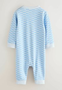 Detský modrý overal s dlhým rukávom s opakujúcim sa vzorom textu "BAKER", rebrované manžety a golier, zobrazený zozadu na jednofarebnom pozadí.