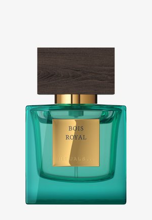 Flacon de parfum carré en verre turquoise avec un bouchon en bois foncé et une étiquette en or portant l'inscription "Bois Royal Rituals."