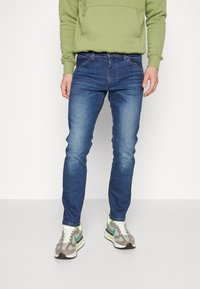 Wrangler LARSTON - Calças de ganga justas - dark-blue denim
