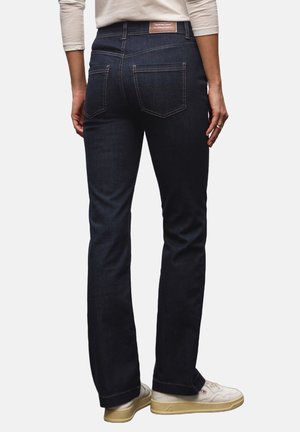 Jeans in denim scuro con una vestibilità a gamba dritta, cuciture a contrasto e design a cinque tasche. Patta del marchio in pelle marrone sul retro del girovita.