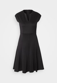 Robe noire sans manches coupe trapèze avec encolure en V fendue et taille cintrée, dotée d'une fermeture éclair au dos.