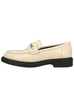 Crèmekleurige leren loafer met zwarte zool en zilveren gespdetail bovenop, zijaanzicht op een witte achtergrond.
