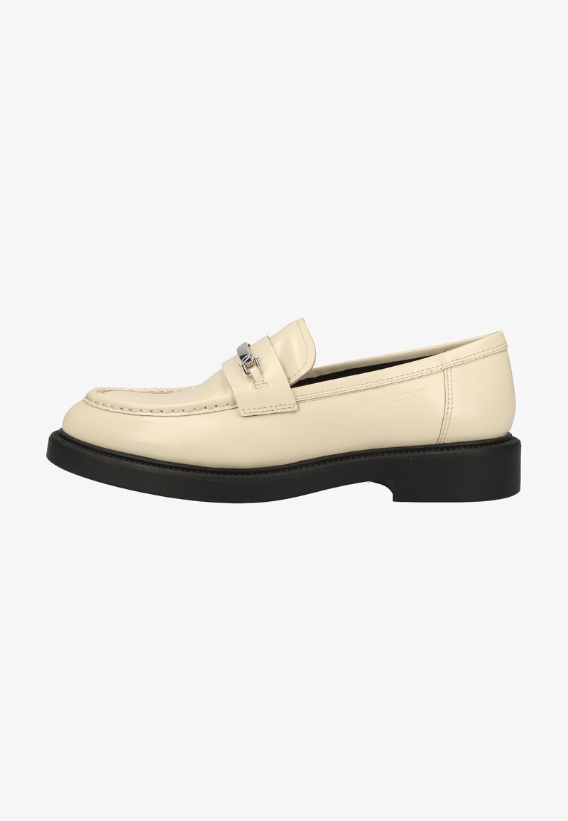 Mocassin en cuir crème avec semelle noire et détail de boucle argentée sur le dessus, montré de profil sur un fond blanc.