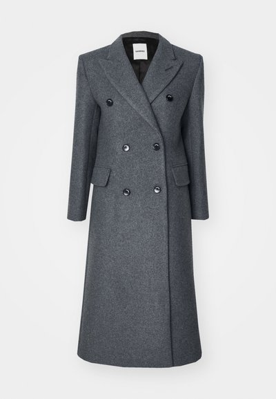 Harmaa villainen pitkä takki, jossa on kaksirivinen muotoilu, lovet lapelsit, etutaskut ja mustat napit. Sujuva kangas, täyspitkät hihat.