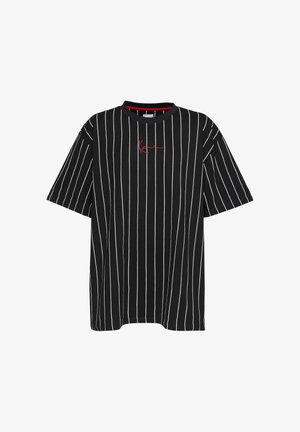 Fekete rövid ujjú póló fehér függőleges tűzött csíkokkal és a mellkas közepén apró piros, aláírásszerű hímzéssel.