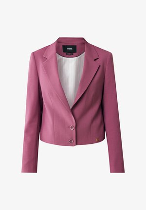 Roze cropped blazer met notch lapel, twee voorste knopen en een subtiele textuur. De binnenkant heeft een witte gestreepte voering.