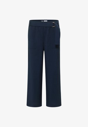 Pantalon large bleu marine en tissu texturé, poches plaquées à l'avant et ceinture en tissu avec boucle double anneau argentée à la taille.