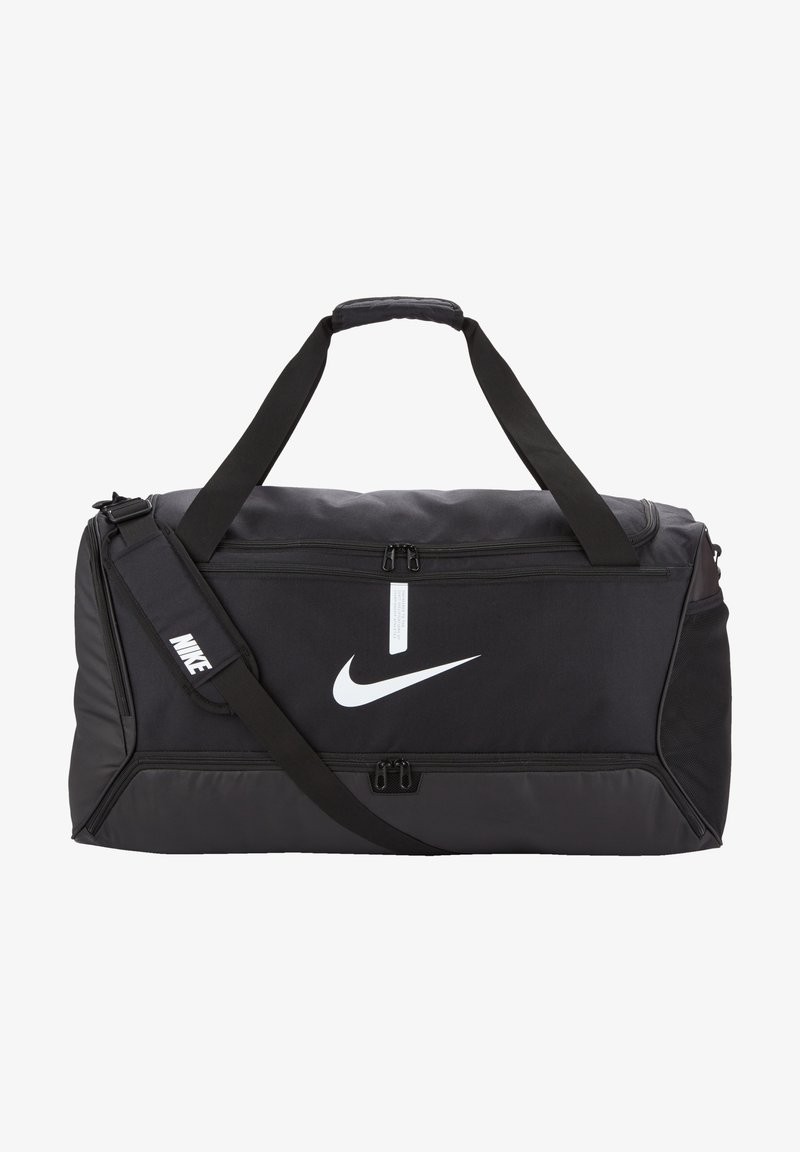 Zwarte Nike sporttas met twee ritscompartimenten, verstelbare schouderband en prominent wit logo. Gemaakt van duurzame materialen.