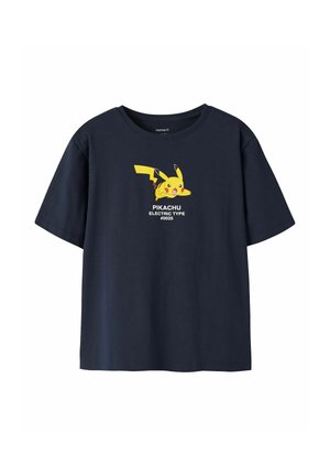 T-shirt bleu marine avec un graphique jaune de Pikachu et le texte "PIKACHU ELECTRIC TYPE #0025" centré sur la poitrine.