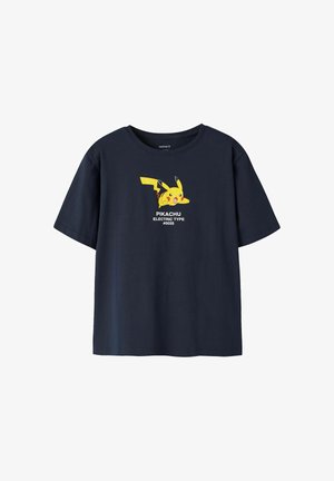 T-shirt bleu marine avec un graphique jaune de Pikachu et le texte "PIKACHU ELECTRIC TYPE #0025" centré sur la poitrine.