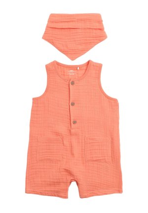 Ærmeløs koralorange babydragt med knapper foran og to lommer, parret med matchende trekantet bandana-smækken.
