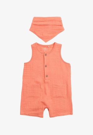 Ærmeløs koralorange babydragt med knapper foran og to lommer, parret med matchende trekantet bandana-smækken.