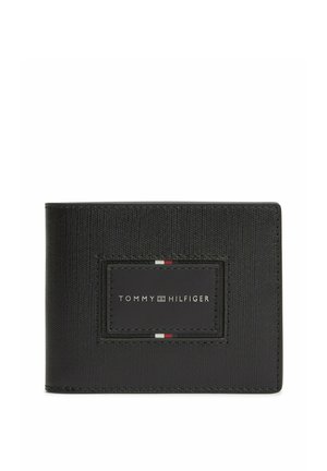 Schwarze genarbte Lederbrieftasche mit aufgenähtem Tommy Hilfiger Logo-Patch mit roten, weißen und blauen Akzenten auf der Vorderseite in der Mitte.