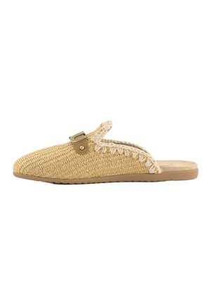 Mule beige intrecciata slip-on con suola in gomma, cuciture decorative e dettaglio fibbia sulla tomaia.