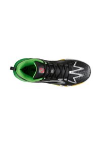 Scarpa sportiva nera con accenti gialli e bianchi, interno verde, sovrapposizione texture e design a zigzag sulla punta.