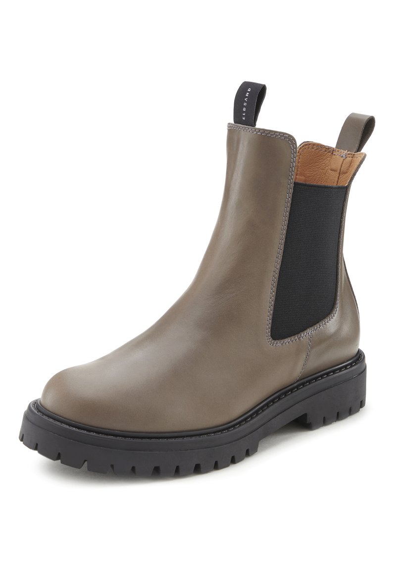 Bruine leren Chelsea-boot met elastische zijpanelen, een contrasterende tan achterkant en een robuuste zwarte zool met diepe profiel.