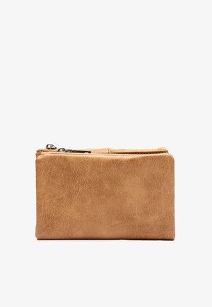 Portafoglio rettangolare in pelle color cuoio con una cerniera visibile sulla parte superiore, che mostra una superficie testurizzata e un cursore della cerniera in metallo.