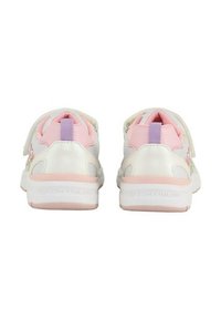 Witte sneakers met roze en paarse accenten, textielstof, een platte zool en een klittenbandsluiting. Voorzien van een logo en een bloemenpatroon aan de zijkant.