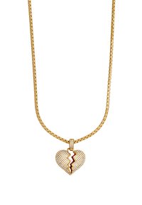 Collana in oro con pendente a forma di cuore spezzato, decorato con cristalli bianchi e un accento rosso lungo la frattura.