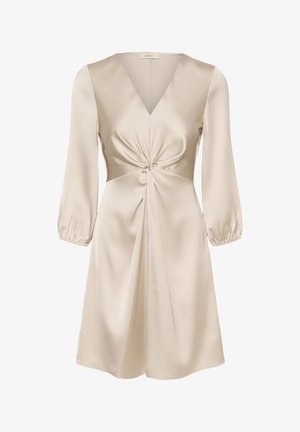 Beige, knielange jurk van satijn. Heeft een V-hals, lange volumineuze mouwen en een knoopdetail aan de voorkant met gedrapeerde stof.