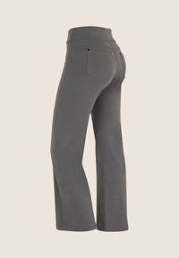 Pantalones acampanados grises con cintura alta, dos bolsillos traseros y detalles de costura sutiles. Tejido suave con una textura lisa.