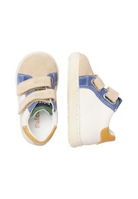 Scarpe per bambini con tomaia in suede beige, accenti blu e doppie strisce in Velcro. Suola in gomma bianca e un accentuazione gialla sul tallone.