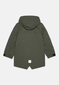 Parka verde oliva con cappuccio, caratterizzata da una vestibilità dritta, polsini elasticizzati e un'etichetta bianca all'orlo posteriore. Tessuto liscio e resistente alle intemperie.