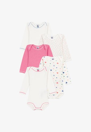 Fünf langärmelige Babybodys in Weiß, mit rosa Streifen und Mustern, die mehrfarbige Herzen und Punkte zeigen, mit kontrastierenden Nähdetails.