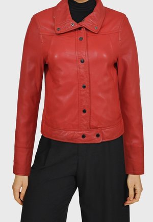 Röd läderjacka med en kortad design, knäppning fram och slagkrage. Har svarta knappar och en slät yta.