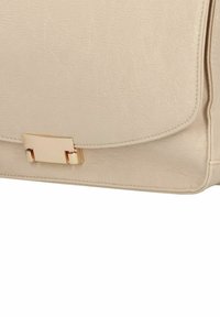 Borsa a spalla in ecopelle crema con una finitura testurizzata, dotata di una chiusura rettangolare dorata e dettagli cuciti.