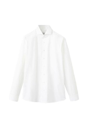 Camisa blanca de manga larga con botones, hecha de una tela suave, que presenta un collar estándar, botones frontales y un ajuste relajado.