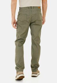 Olijfgroene broek met een rechte pasvorm, voorzien van twee achterzakken, een leren label op de tailleband en zichtbare stikseldetails.