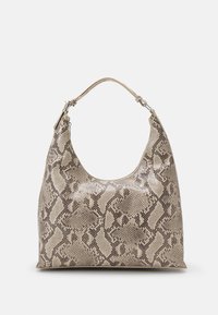 Sac hobo en motif peau de serpent beige avec une texture lisse et brillante. Il présente une anse incurvée et un design minimaliste. Ornements en métal argenté.