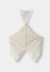 Biały, dziergany top na halter z trójkątnym kształtem, teksturowanym materiałem z delikatnym wzorem oraz regulowanymi trokami na szyi.