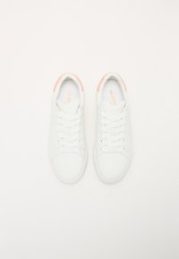 Sneaker bianche con finitura in pelle liscia, caratterizzate da dettagli rosa sul tallone, lacci bianchi e una suola texturizzata. Logo dorato sulla soletta.