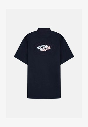 Chemise noire à manches courtes avec col, présentant un logo ovale en relief au dos avec des formes blanches et roses entrelacées et le texte "Eden Park".