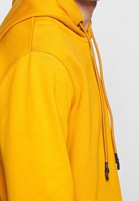 McQ Alexander McQueen Jersey con capucha - mustard yellow