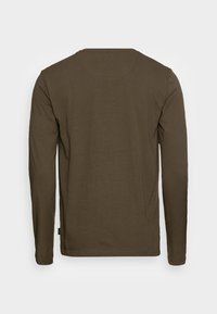 Camisa de manga longa em verde oliva, feita de um suave mistura de algodão. Apresenta um decote redondo, corte reto e detalhes de costura mínimos.