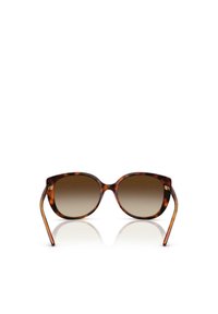 Occhiali da sole in tartaruga a forma di occhio di gatto, con lenti gradienti marroni e armi sottili e curve decorate con dettagli in metallo dorato.