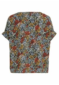 Lyhythihainen paita, jossa on tiheä monivärinen lehtikuvio punaisena, keltaisena, vihreänä ja valkoisena tummalla taustalla.