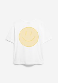 Weißes Kurzarm-T-Shirt mit einem großen, blassgelben Smiley-Gesicht-Design auf dem Rücken.