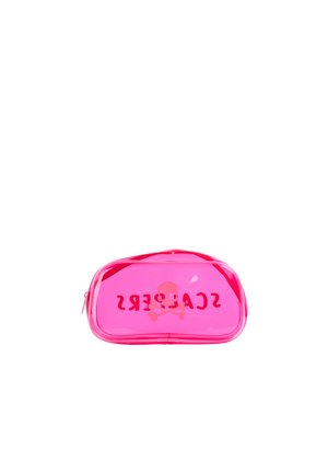 Pequeño estuche transparente de color rosa brillante con cremallera, que muestra un diseño de calavera y huesos cruzados y texto invertido "SCALPERS" en la parte delantera.