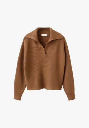 Suéter marrón de punto acanalado con mangas largas y un cuello amplio con una profunda abertura en forma de V.