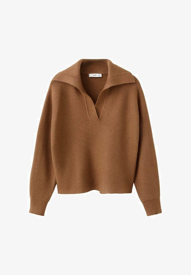 Bruine geribbelde gebreide trui met lange mouwen en een brede kraag met een diepe V-halsopening.