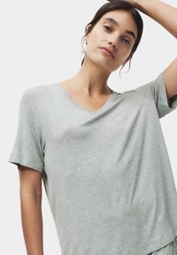 Grå kortærmet V-hals t-shirt lavet af blødt, let stof. Har en afslappet pasform og subtil tekstur, ideel til afslappet brug.