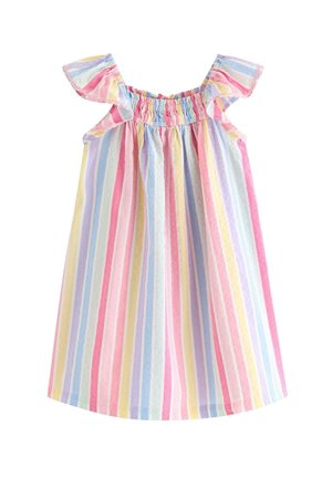 Jong meisje glimlacht, draagt een pastelgestreepte jurk, strooien hoed, bruine schoenen met bloemrijke borduursels, en houdt een kleine gevlochten tas vast.