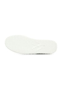 Witte sneakerzool met een gestructureerd patroon. Bevat een logoontwerp en is gemaakt van flexibel, duurzaam rubbermateriaal voor grip en tractie.