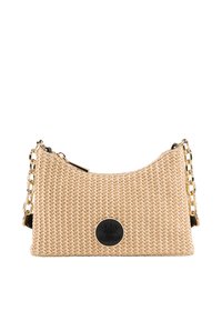 Beżowa pleciona torebka o zakrzywionym kształcie, ze złotym łańcuszkiem i okrągłą czarną naszywką z logo. Teksturowany materiał z wyraźnymi detalami przeszycia.